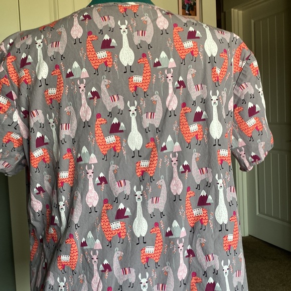 ZOE + CHLOE Llama Scrub Top Size XL - Picture 3 of 5